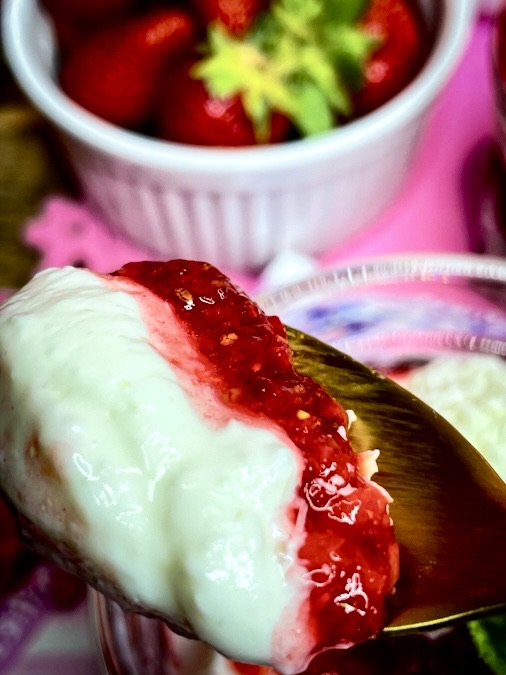 Spaghetti-Eis-Dessert im Glas