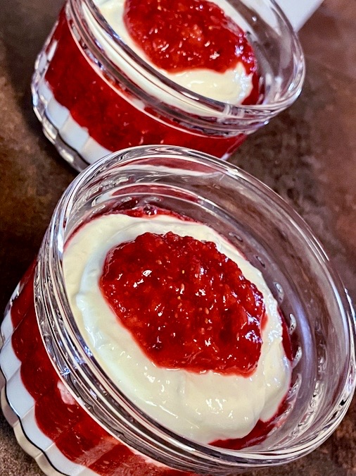 Spaghetti-Eis-Dessert im Glas