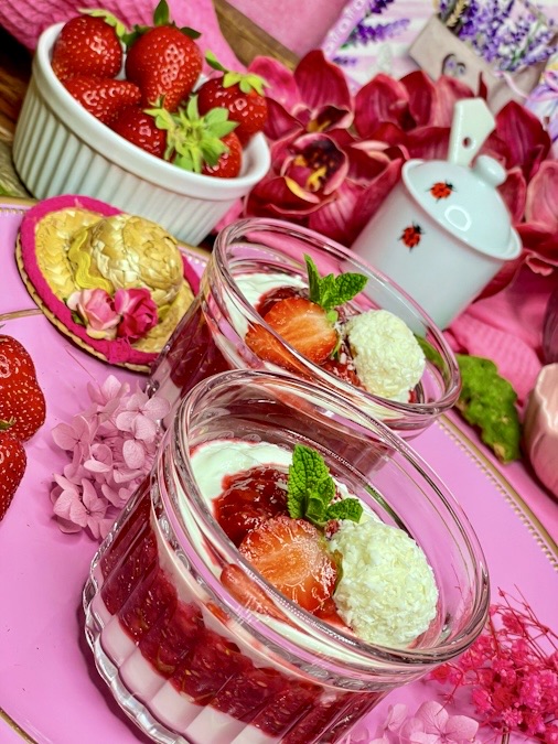 Spaghetti-Eis-Dessert im Glas