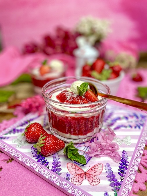 Spaghetti-Eis-Dessert im Glas