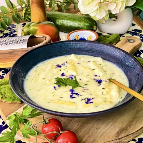 5 Geheimzutaten für die beste Pfälzer Spargelcremesuppe aus Spargel und Schalen gekocht - cremig & lecker! 2 Spargelcremesuppe