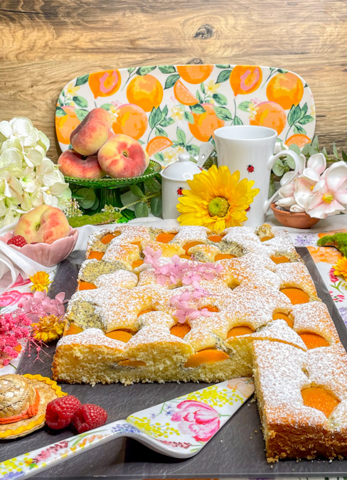 Genialer Blechkuchen mit Aprikosen, Mohn und Vanillepudding - saftig, einfach & in 50 Minuten fertig! 2 Blechkuchen mit Aprikosen
