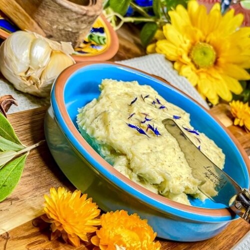 Beste Knoblauchbutter selber machen: Ein einfaches Rezept mit geröstetem Knoblauch aus nur 5 Zutaten! 2 Knoblauchbutter