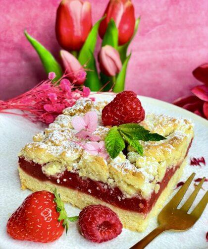 Omas bester Streuselkuchen mit Himbeeren vom Blech: Fruchtig, knusprig und einfach genial in 3 Schichten! 1 Streuselkuchen mit Himbeeren