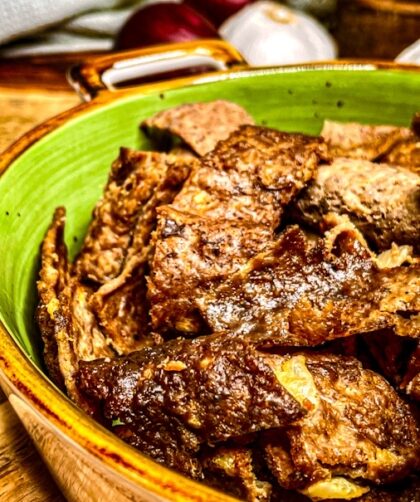 Der TikTok Backpapier-Döner lohnt sich Wer diesen viralen Rolldöner aus dem Ofen ausprobiert, holt sich den Geschmack vom Imbiss direkt nach Hause – ohne komplizierten Drehspieß, ohne stundenlanges Marinieren. Saftig, würzig, schnell zubereitet und mit einer Prise Spaß beim Rollen und Backen: So einfach kann TikTok-Trend-Food schmecken. Perfekt für den Feierabend, schnelle Familienessen oder um Freunde zu beeindrucken. Probier es aus, schnapp dir dein Hackfleisch, Backpapier und die Gewürze – und lass dich von diesem saftigen Döner-Trend begeistern!