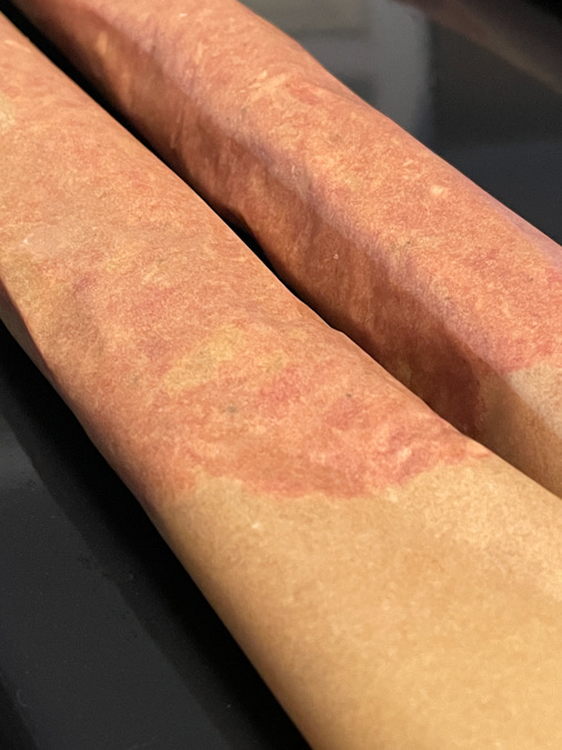 Der TikTok Backpapier-Döner lohnt sich Wer diesen viralen Rolldöner aus dem Ofen ausprobiert, holt sich den Geschmack vom Imbiss direkt nach Hause – ohne komplizierten Drehspieß, ohne stundenlanges Marinieren. Saftig, würzig, schnell zubereitet und mit einer Prise Spaß beim Rollen und Backen: So einfach kann TikTok-Trend-Food schmecken. Perfekt für den Feierabend, schnelle Familienessen oder um Freunde zu beeindrucken. Probier es aus, schnapp dir dein Hackfleisch, Backpapier und die Gewürze – und lass dich von diesem saftigen Döner-Trend begeistern!