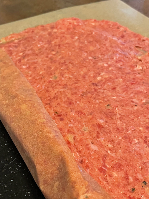 Der TikTok Backpapier-Döner lohnt sich Wer diesen viralen Rolldöner aus dem Ofen ausprobiert, holt sich den Geschmack vom Imbiss direkt nach Hause – ohne komplizierten Drehspieß, ohne stundenlanges Marinieren. Saftig, würzig, schnell zubereitet und mit einer Prise Spaß beim Rollen und Backen: So einfach kann TikTok-Trend-Food schmecken. Perfekt für den Feierabend, schnelle Familienessen oder um Freunde zu beeindrucken. Probier es aus, schnapp dir dein Hackfleisch, Backpapier und die Gewürze – und lass dich von diesem saftigen Döner-Trend begeistern!