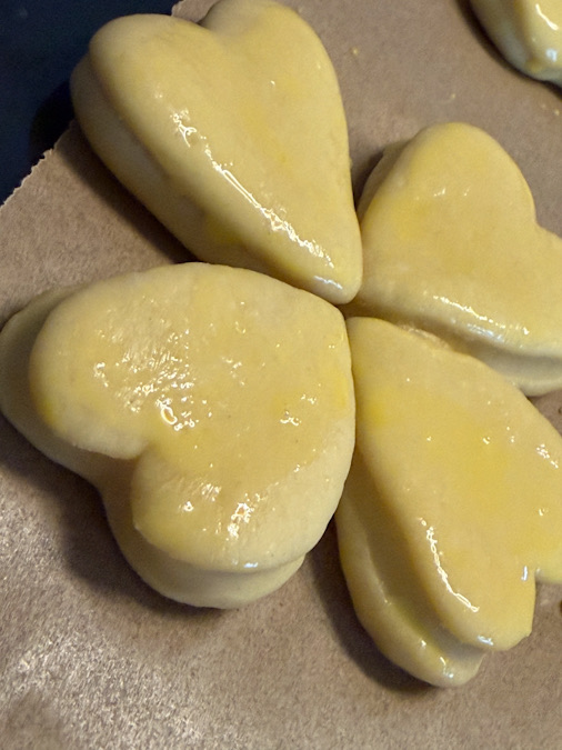 Glücksklee aus Hefeteig