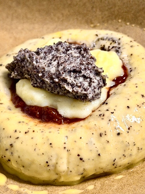 Hefeschnecken mit Mohn im Germknödel-Style - fluffig, saftig und einfach pure Mohnliebe 10 Stück 3 Hefeschnecken mit Mohn