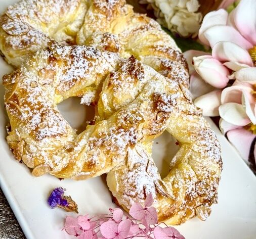 Puddingbrezeln aus Blätterteig - einfaches Rezept wie vom Bäcker 8 Stück 1 Puddingbrezeln aus Blätterteig